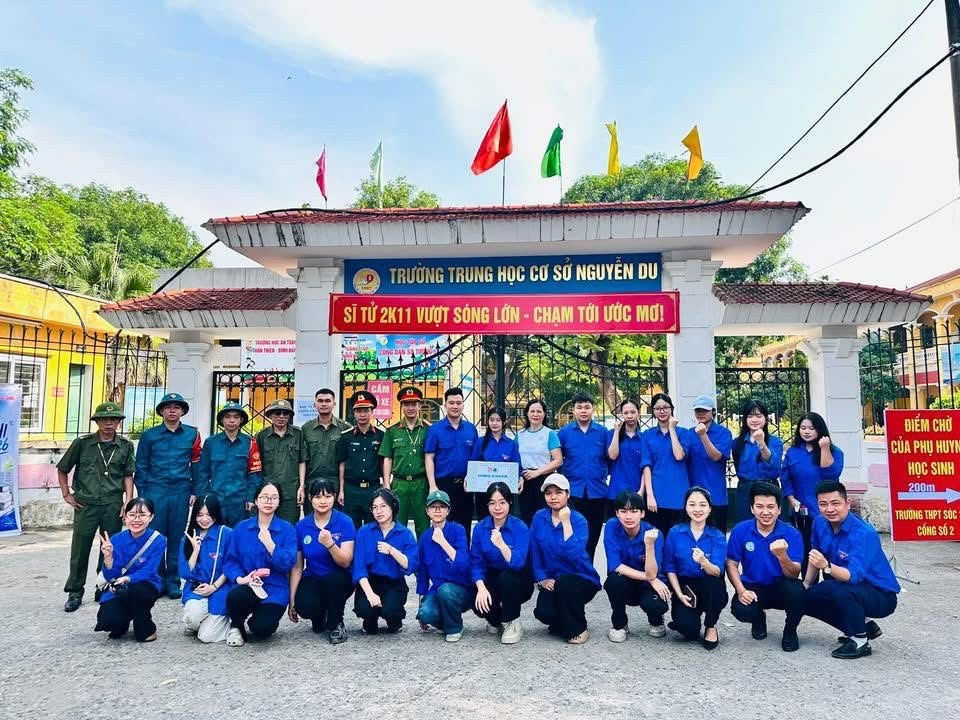 Đội hình Thanh niên tình nguyện xã Sóc Sơn ra quân hỗ trợ thí sinh tại các điểm thi trong chương trình Tiếp sức mùa thi năm 2026.