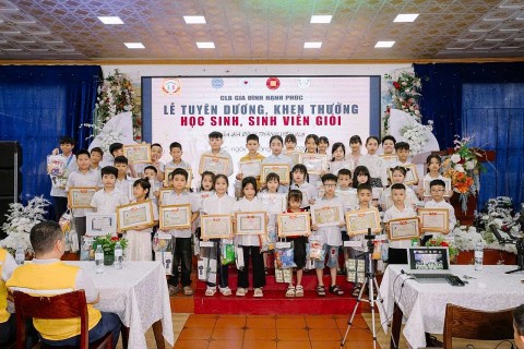 tuyen duong 300 hoc sinh sinh vien xuat sac lan toa tinh than hieu hoc va khat vong vuon len