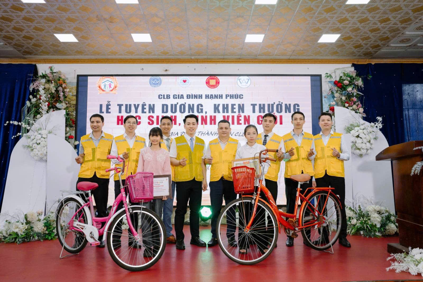 Tuyên dương 300 học sinh, sinh viên xuất sắc: Lan tỏa tinh thần hiếu học và khát vọng vươn lên Tuyên dương 300 học sinh, sinh viên xuất sắc: Lan tỏa tinh thần hiếu học và khát vọng vươn lên