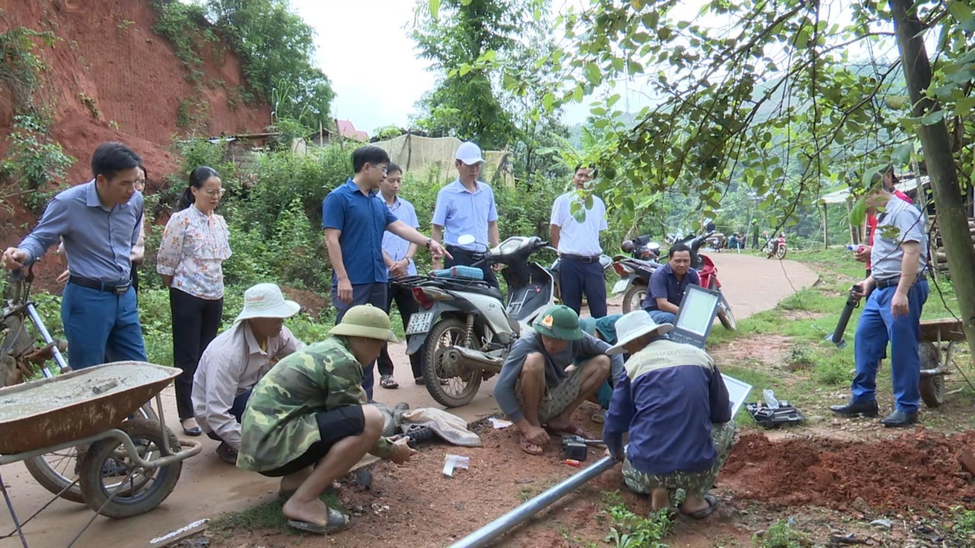 Thắp sáng đường quê, lan tỏa sức dân xây dựng nông thôn mới ở Huổi Một