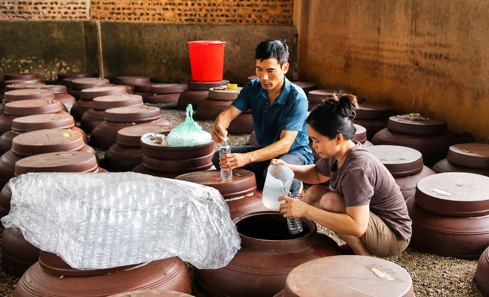 Nhờ tham gia Chương trình OCOP, sản phẩm rượu nếp cái hoa vàng của gia đình anh Nguyễn Văn Đức ngày càng được nhiều người tiêu dùng biết đến. Nhờ tham gia Chương trình OCOP, sản phẩm rượu nếp cái hoa vàng của gia đình anh Nguyễn Văn Đức ngày càng được nhiều người tiêu dùng biết đến.