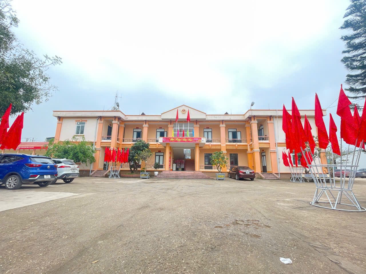 Xã Tây Yên Tử được thành lập trên cơ sở sáp nhập thị trấn Tây Yên Tử (đô thị loại V) và xã Thanh Luận (xã khu vực III) cách trung tâm hành chính tỉnh khoảng 70 km