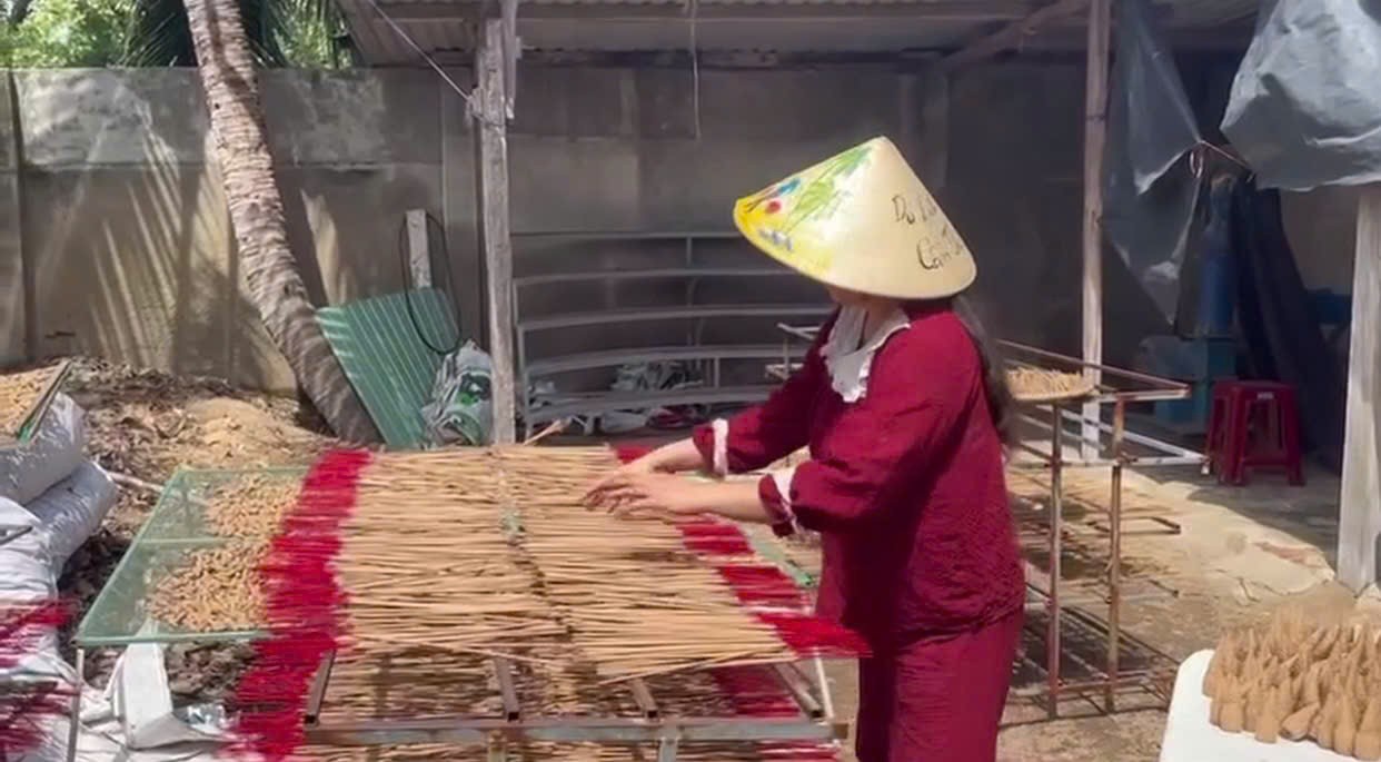 Công đoạn phơi nhang thủ công. 