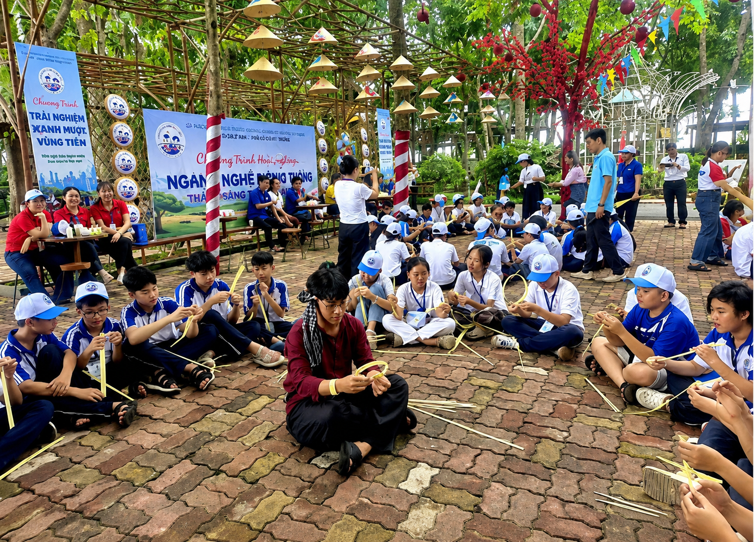 Học sinh trải nghiệm làm đồ chơi dân gian. Ảnh: Sao Mai Học sinh trải nghiệm làm đồ chơi dân gian. Ảnh: Sao Mai