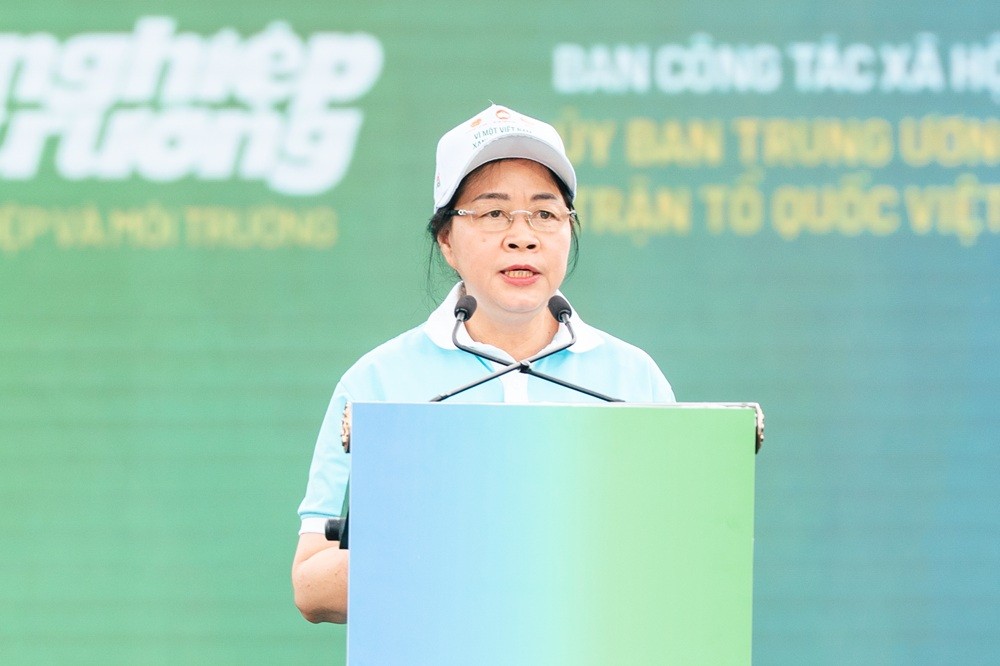 Chủ tịch Ủy ban Trung ương MTTQ Việt Nam Bùi Thị Minh Hoài phát động phong trào thi đua Phát động Phong trào toàn dân bảo vệ môi trường vì một Việt Nam xanh - sạch - đẹp