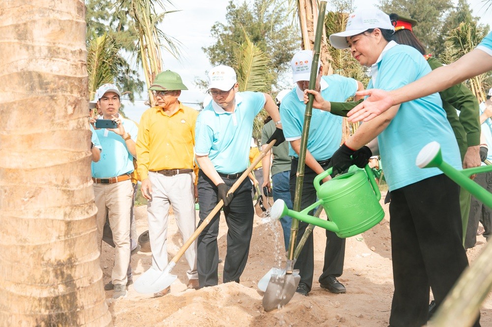 Phó Thủ tướng cùng các đại biểu trồng dừa tại công viên ven biển Cửa Lò, tỉnh Nghệ An Phó Thủ tướng cùng các đại biểu trồng dừa tại công viên ven biển Cửa Lò, tỉnh Nghệ An