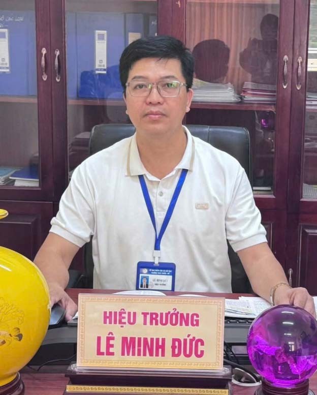 Thầy giáo Lê Minh Đức, Bí thư Chi bộ, Hiệu Trưởng Trường THCS Thuần Mỹ.