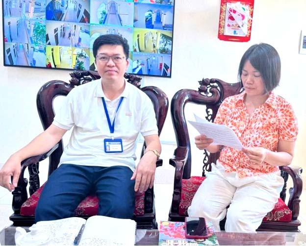 Cô giáo Nguyễn Thị Hồng Nhung, Phó Hiệu Trưởng và Thầy Hiệu Trưởng Trường THCS Thuần Mỹ. 