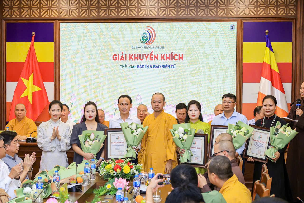 Phóng viên Tạp chí Làng nghề Việt Nam đạt giải Khuyến khích Giải Báo chí Phật giáo năm 2025