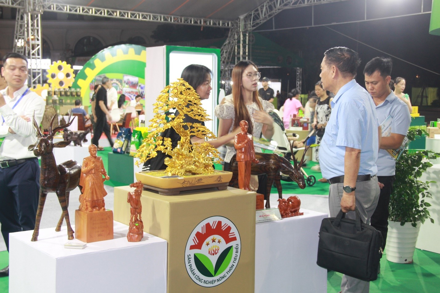 Khai mạc Hội chợ triển lãm sản phẩm công nghiệp nông thôn năm 2026