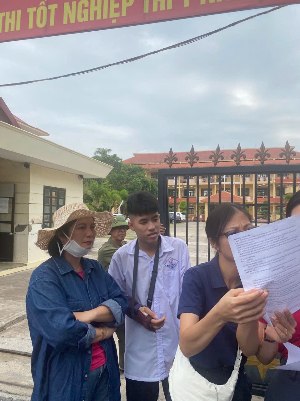Dù gặp khó khăn về sức khỏe, nam sinh vẫn tự tin bước vào kỳ thi với sự động viên của gia đình Dù gặp khó khăn về sức khỏe, nam sinh vẫn tự tin bước vào kỳ thi với sự động viên của gia đình