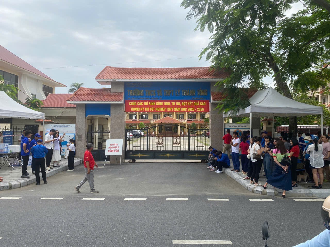Dưới cái nắng đầu hè, nhiều phụ huynh vẫn kiên nhẫn chờ con bên ngoài điểm thi. Dưới cái nắng đầu hè, nhiều phụ huynh vẫn kiên nhẫn chờ con bên ngoài điểm thi.
