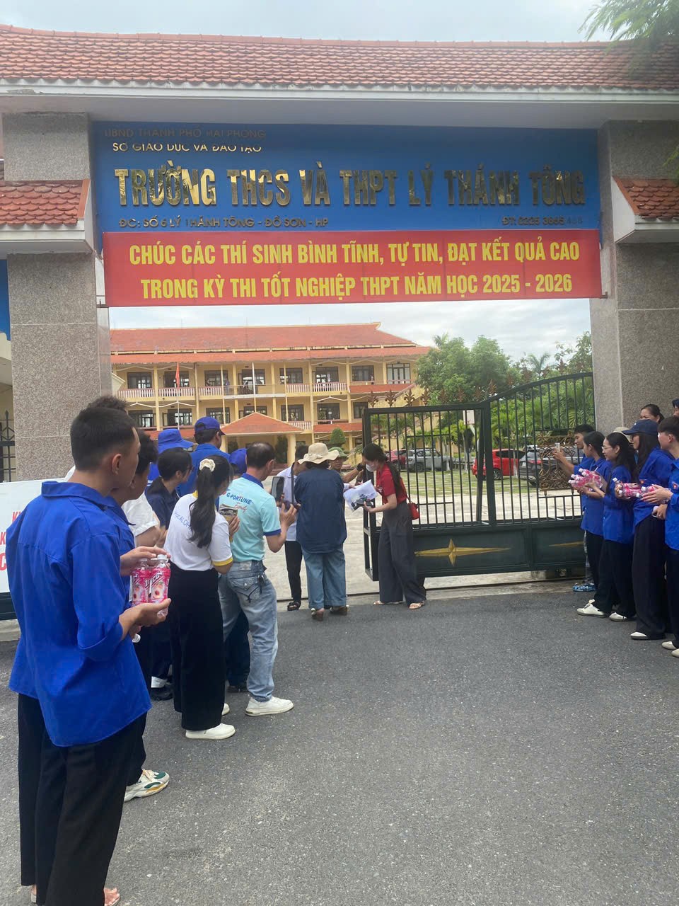 Phụ huynh và người thân đồng hành cùng thí sinh tại điểm thi Trường Lý Thánh Tông. Phụ huynh và người thân đồng hành cùng thí sinh tại điểm thi Trường Lý Thánh Tông.