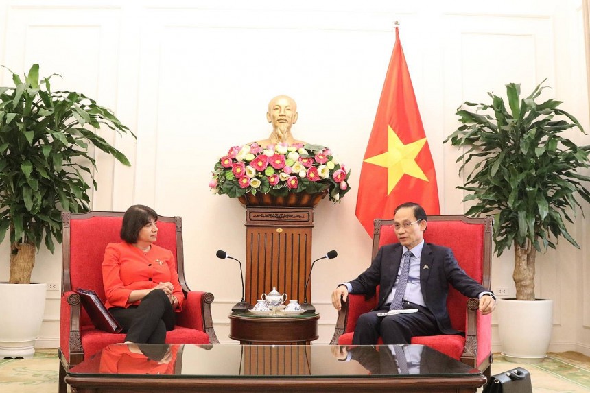 Bộ trưởng Ngoại giao Lê Hoài Trung tiếp Quốc vụ khanh Seema Malhotra. Nguồn:  Đại sứ quán Anh tại Hà Nội