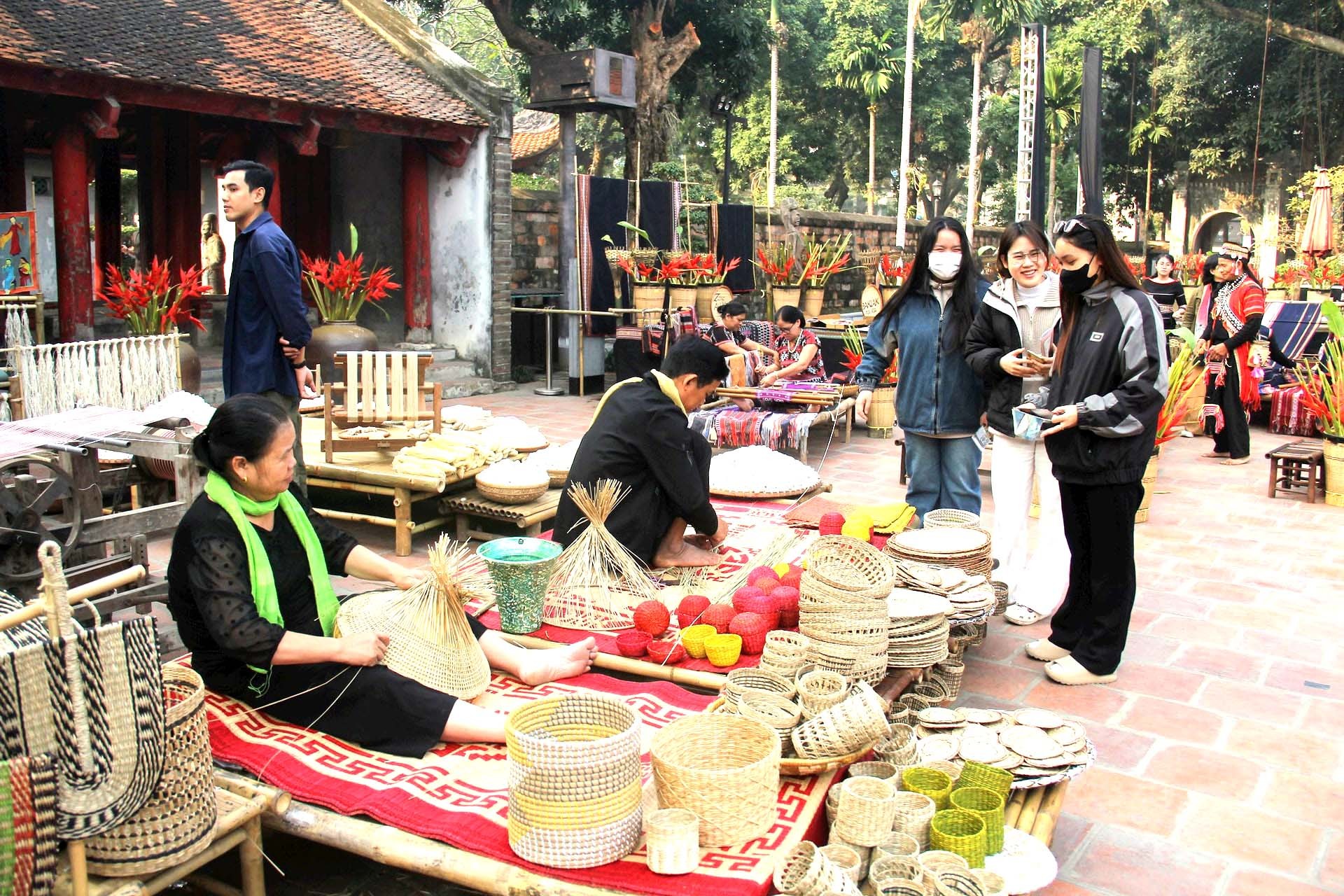 “Giữ lửa” làng nghề truyền thống trong kỷ nguyên số “Giữ lửa” làng nghề truyền thống trong kỷ nguyên số