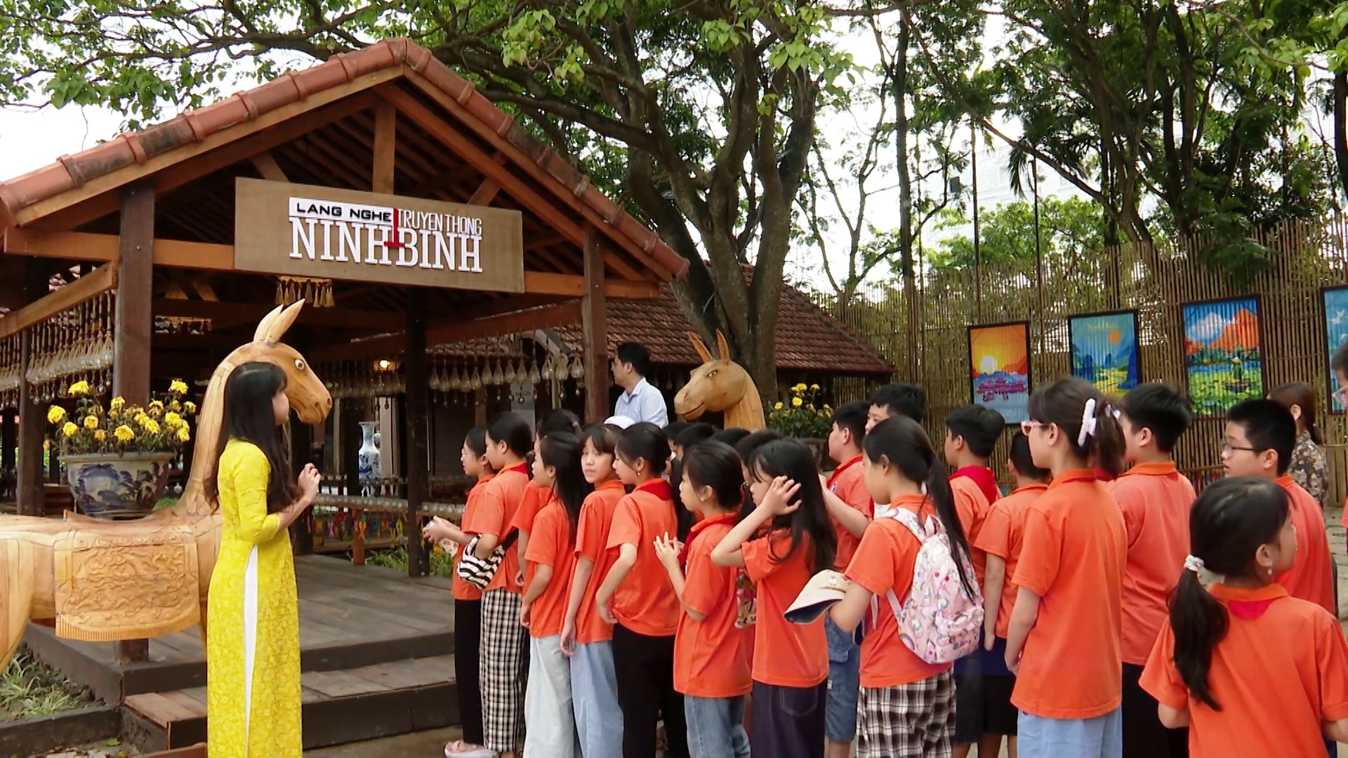 “Giữ lửa” làng nghề truyền thống trong kỷ nguyên số “Giữ lửa” làng nghề truyền thống trong kỷ nguyên số