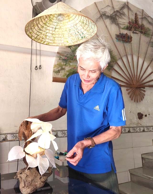 Nghệ nhân Võ Ngọc Hùng biến lá bồ đề thành tác phẩm nghệ thuật độc đáo Nghệ nhân Võ Ngọc Hùng biến lá bồ đề thành tác phẩm nghệ thuật độc đáo