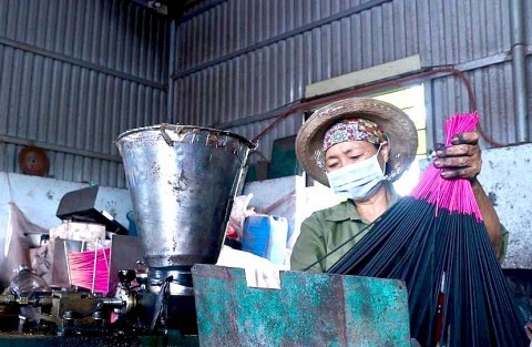 lang nghe lam huong den van quan giu gin truyen thong doc dao