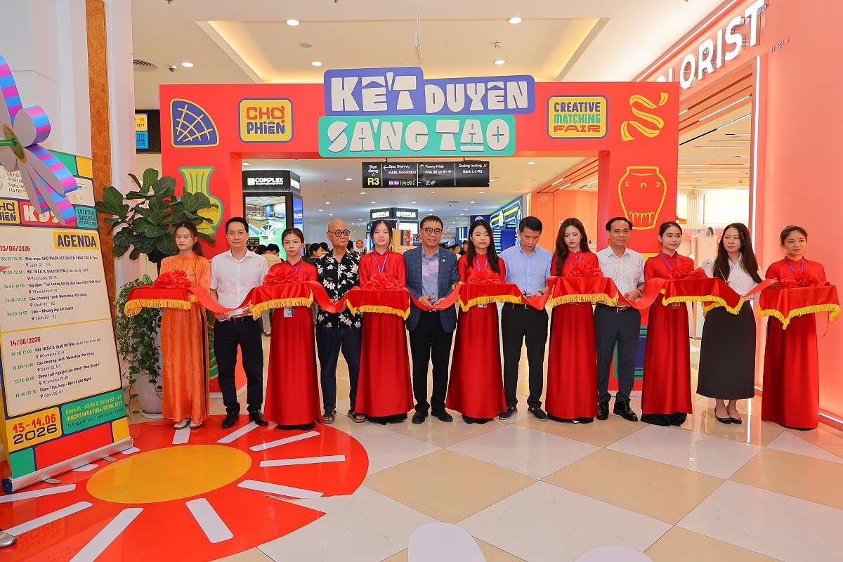 Các đại biểu cắt băng khai mạc chợ phiên Kết duyên sáng tạo Các đại biểu cắt băng khai mạc chợ phiên Kết duyên sáng tạo