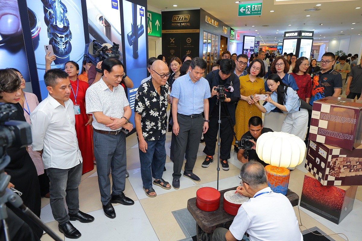 Các đại biểu tham quan không gian trưng bày Các đại biểu tham quan không gian trưng bày