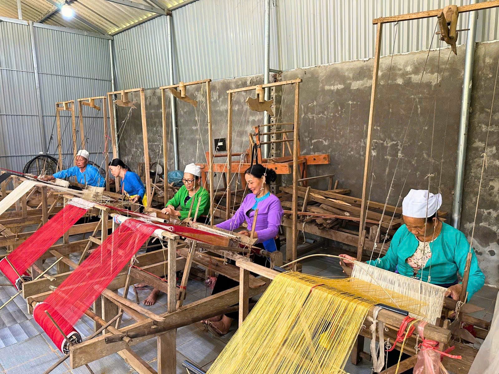 Tiếng thoi đưa trở lại: Giữ hồn thổ cẩm Mường ở vùng cao Phú Thọ Tiếng thoi đưa trở lại: Giữ hồn thổ cẩm Mường ở vùng cao Phú Thọ