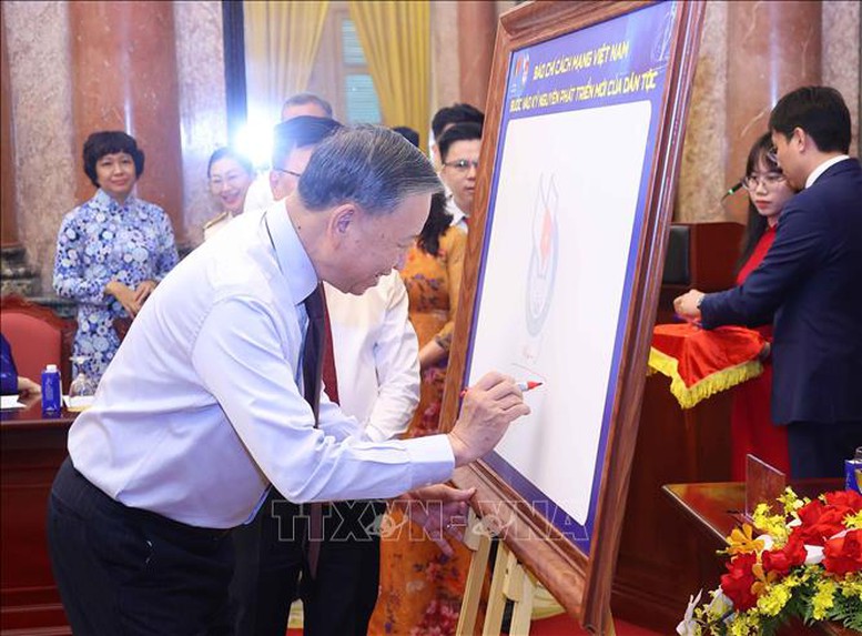 Tổng Bí thư, Chủ tịch nước Tô Lâm: Báo chí phải lấy lợi ích nhân dân làm trung tâm Tổng Bí thư, Chủ tịch nước Tô Lâm: Báo chí phải lấy lợi ích nhân dân làm trung tâm