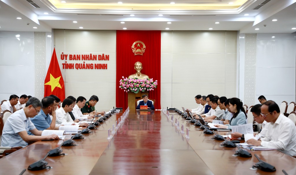 Chủ tịch tỉnh Quảng Ninh Bùi Văn Khắng chủ trì cuộc họp.