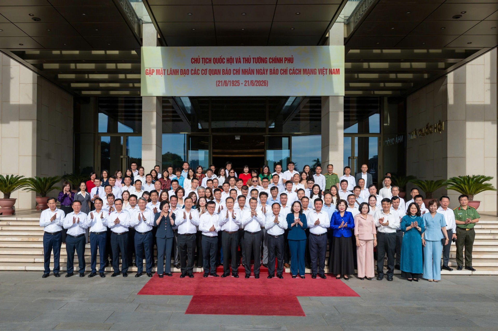 Thủ tướng Lê Minh Hưng, Chủ tịch Quốc hội Trần Thanh Mẫn và lãnh đạo Đảng, Nhà nước cùng lãnh đạo cơ quan báo chí và phóng viên. Ảnh: QH Thủ tướng Lê Minh Hưng, Chủ tịch Quốc hội Trần Thanh Mẫn và lãnh đạo Đảng, Nhà nước cùng lãnh đạo cơ quan báo chí và phóng viên. Ảnh: QH