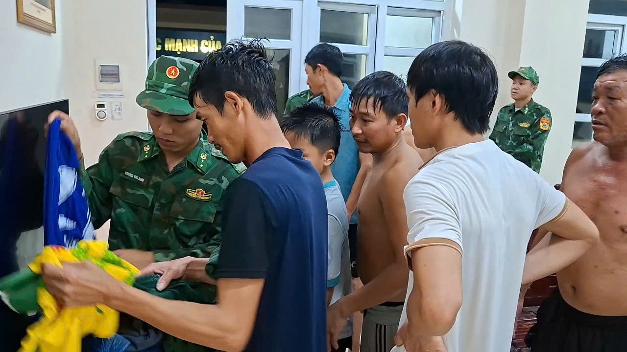 Ngay sau khi nhận được tin báo, Đồn Biên phòng Đảo Trần đã triển khai 1 tổ gồm 6 cán bộ, chiến sĩ do Thiếu tá Bùi Thế Trọng - Phó Đồn trưởng trực tiếp chỉ huy, nhanh chóng cơ động đến khu vực tàu TH-91220 TS gặp nạn. Ngay sau khi nhận được tin báo, Đồn Biên phòng Đảo Trần đã triển khai 1 tổ gồm 6 cán bộ, chiến sĩ do Thiếu tá Bùi Thế Trọng - Phó Đồn trưởng trực tiếp chỉ huy, nhanh chóng cơ động đến khu vực tàu TH-91220 TS gặp nạn.