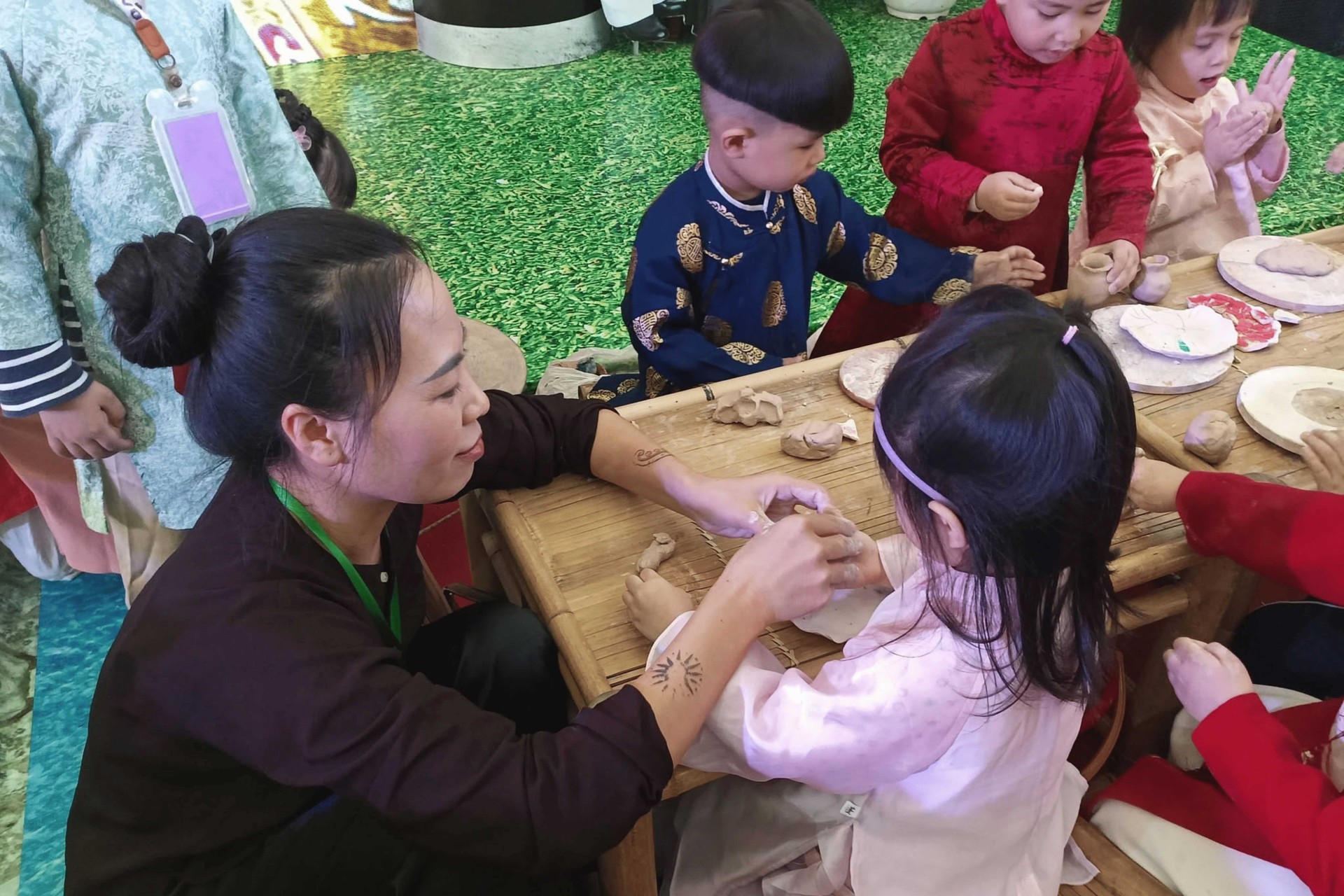 Nỗ lực “di cư” làng nghề Việt: Kỳ 2: Phá vỡ lối mòn tư duy thế hệ Nỗ lực “di cư” làng nghề Việt: Kỳ 2: Phá vỡ lối mòn tư duy thế hệ