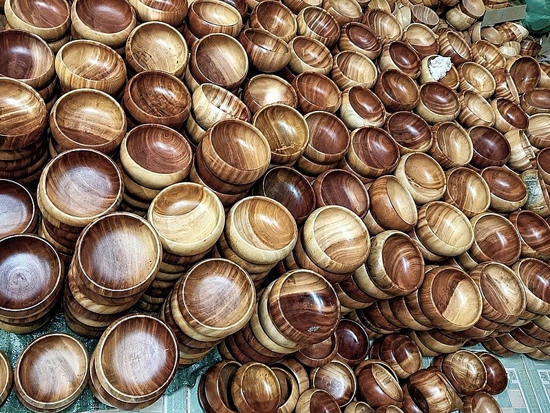 Doanh nghiệp đang vận hành mô hình “vệ tinh” nhờ liên kết cùng 5 cơ sở thuộc làng nghề mộc tại địa phương Doanh nghiệp đang vận hành mô hình “vệ tinh” nhờ liên kết cùng 5 cơ sở thuộc làng nghề mộc tại địa phương