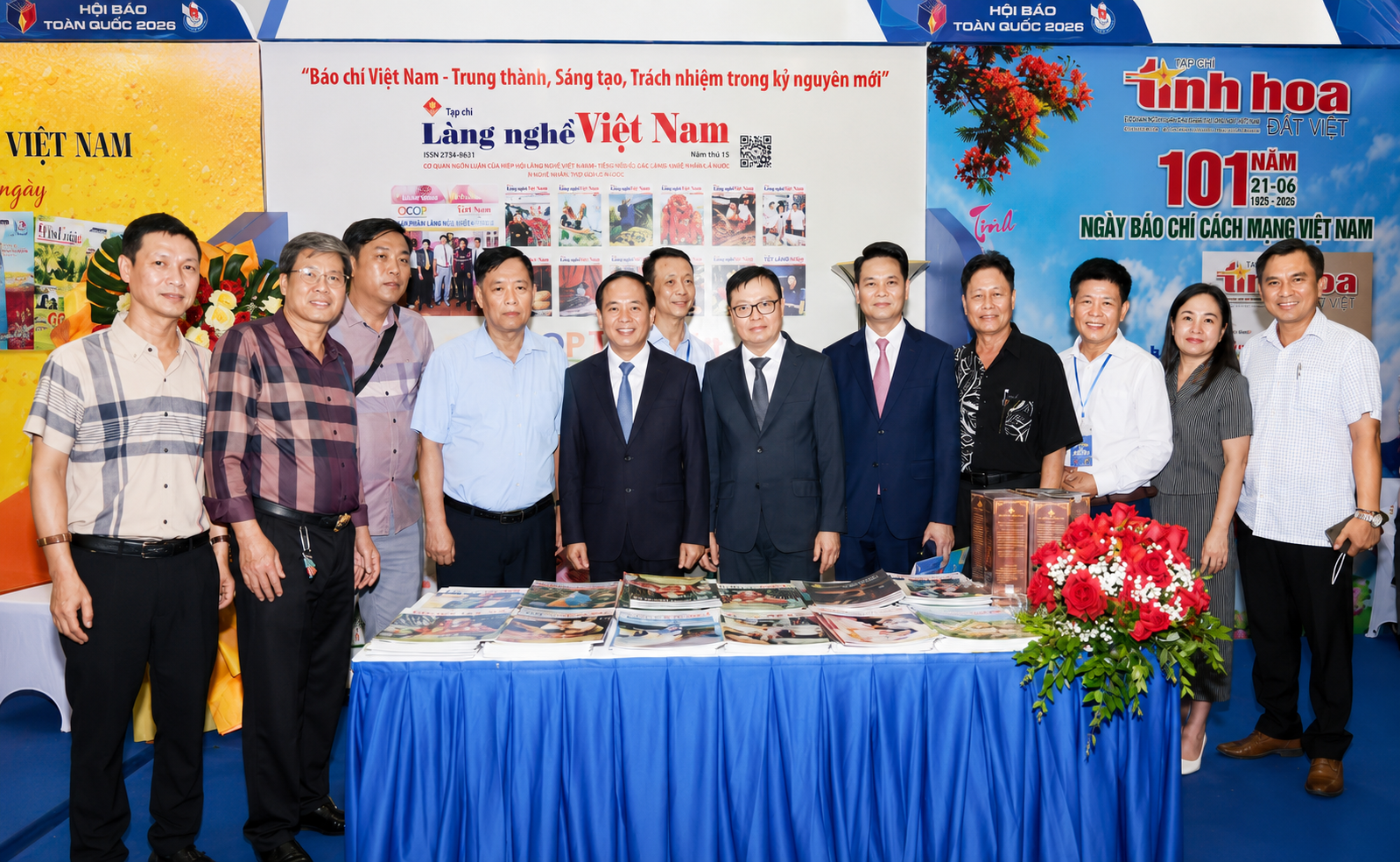 Đồng chí Trịnh Văn Quyết cùng Hội nhà báo Việt Nam, lãnh đạo thành phố Hải Phòng chụp ảnh với Tổng Biên tập tạp chí Làng nghề Việt và các phóng viên Đồng chí Trịnh Văn Quyết cùng Hội nhà báo Việt Nam, lãnh đạo thành phố Hải Phòng chụp ảnh với Tổng Biên tập tạp chí Làng nghề Việt và các phóng viên