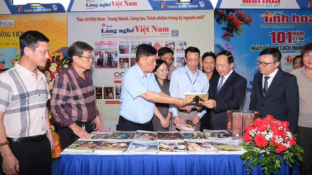 Đồng chí Trịnh Văn Quyết bày tỏ kỳ vọng ấn phẩm OCOP của Tạp chí Làng nghề Việt sẽ sớm được đưa lên các chuyến bay, trở thành kênh quảng bá hiệu quả, góp phần giới thiệu tinh hoa làng nghề và các sản phẩm OCOP Việt Nam đến với du khách trong nước và bạn bè quốc tế. Đồng chí Trịnh Văn Quyết bày tỏ kỳ vọng ấn phẩm OCOP của Tạp chí Làng nghề Việt sẽ sớm được đưa lên các chuyến bay, trở thành kênh quảng bá hiệu quả, góp phần giới thiệu tinh hoa làng nghề và các sản phẩm OCOP Việt Nam đến với du khách trong nước và bạn bè quốc tế.