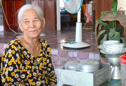 Nghệ nhân Đàng Thị Mỹ Trâm đã có hơn 40 năm gắn bó với nghề chạm bạc. Ảnh: TIẾN THẮNG Nghệ nhân Đàng Thị Mỹ Trâm đã có hơn 40 năm gắn bó với nghề chạm bạc. Ảnh: TIẾN THẮNG