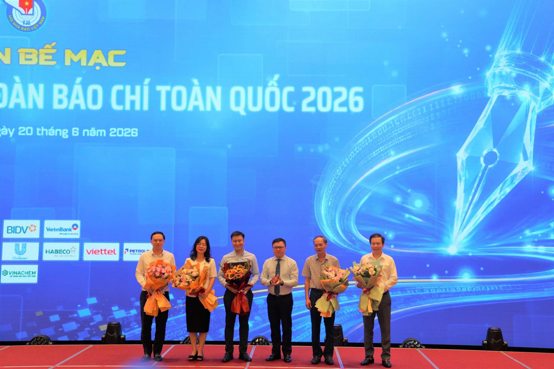 Nhà báo Lê Quốc Minh tặng hoa cảm ơn các chuyên gia, nhà báo điều phối các phiên thảo luận