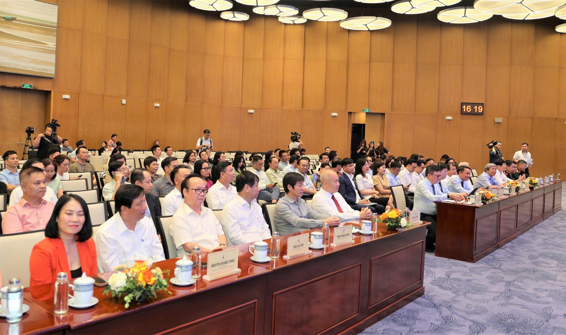 Các đại biểu tham dự sự kiện.