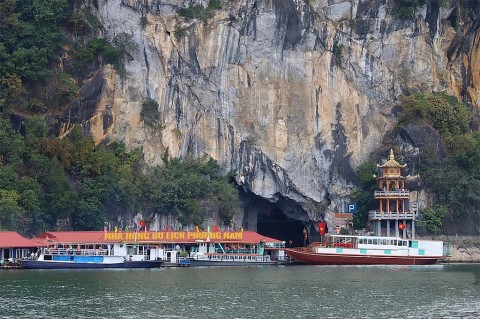 hanh huong tren mat nuoc tim ve den chua thac bo mua le hoi