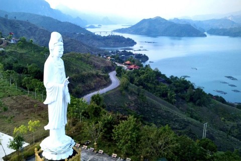 thanh tay nam cu don xuan moi le hoi goi dau ben long ho song da