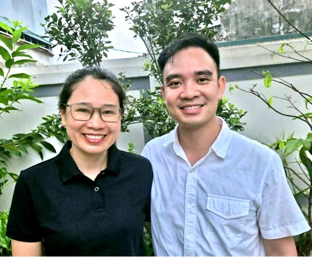 Vợ chồng anh Cấn Ngọc Việt phóng viên Tạp chí Làng nghề Việt Nam và chị Nguyễn Thị Hương Vợ chồng anh Cấn Ngọc Việt phóng viên Tạp chí Làng nghề Việt Nam và chị Nguyễn Thị Hương