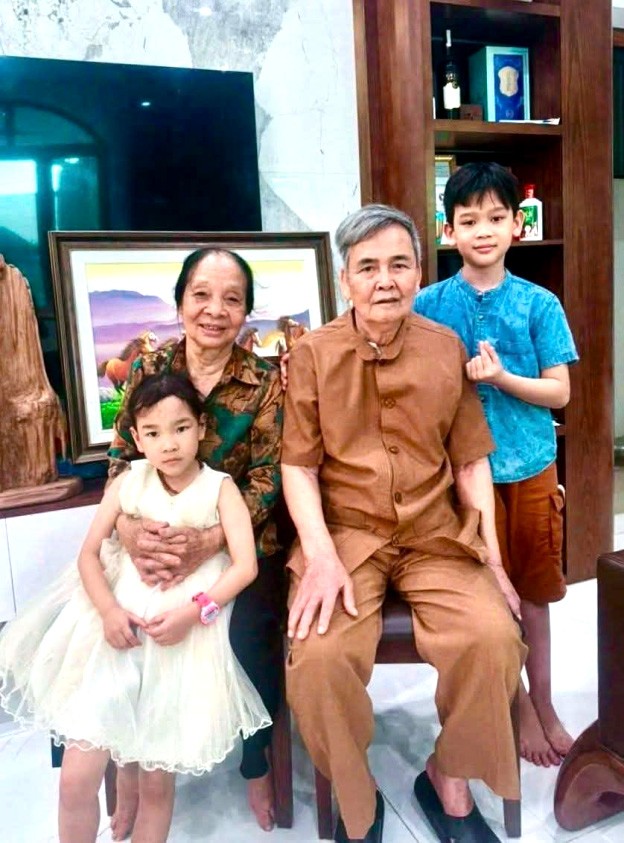 Bố mẹ và hai con của vợ chồng anh Cấn Ngọc Việt, chị Nguyễn Thị Hương. Bố mẹ và hai con của vợ chồng anh Cấn Ngọc Việt, chị Nguyễn Thị Hương.