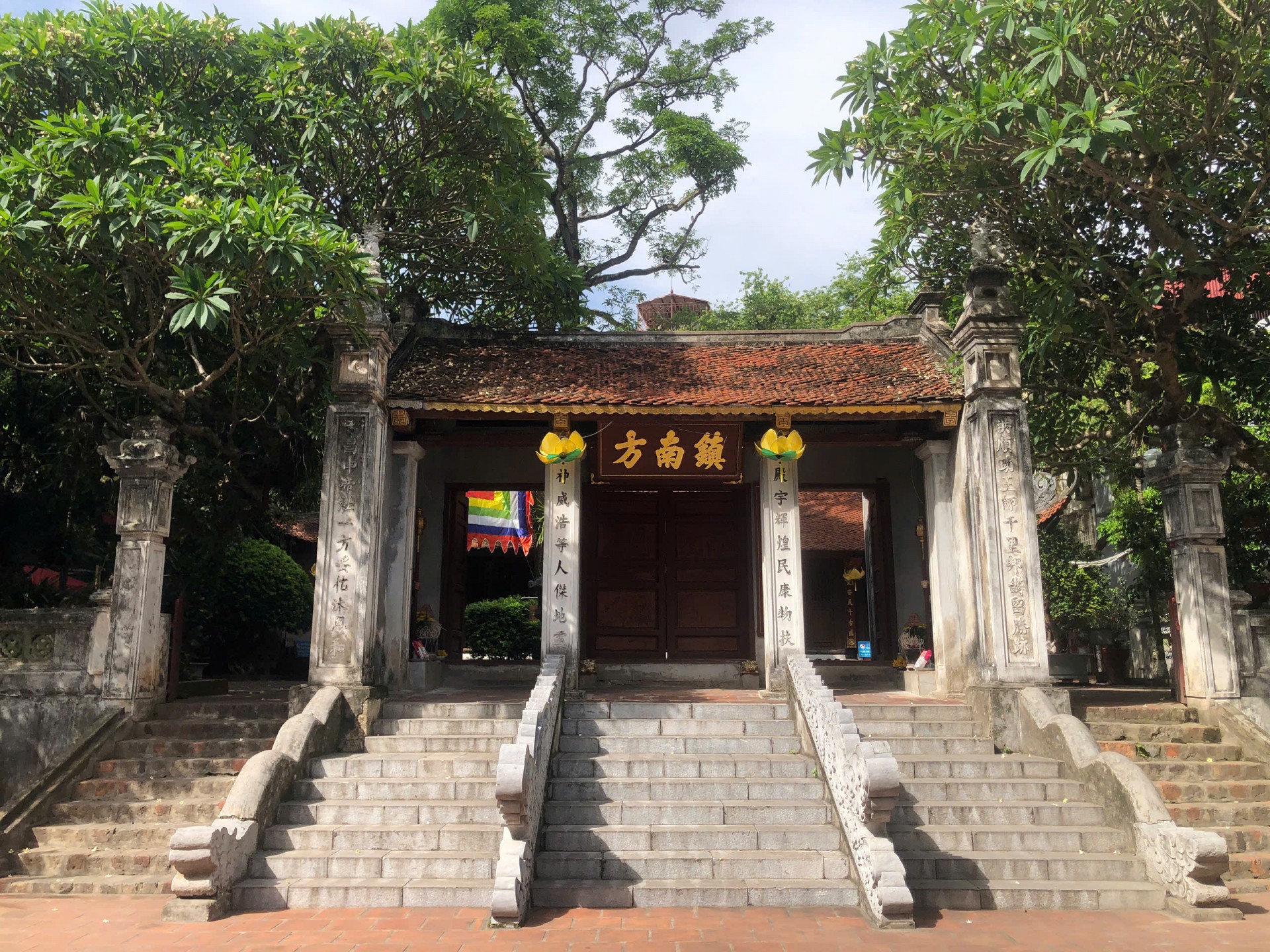 Cổng trong đền Kim Liên