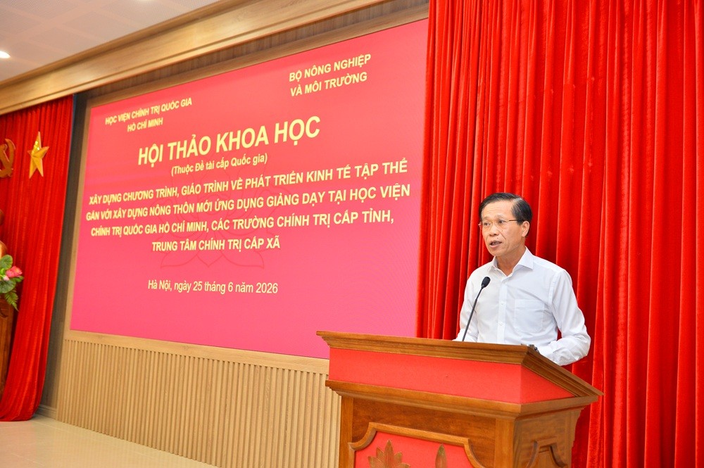 PGS.TS Hoàng Phúc Lâm, Phó Giám đốc Học viện Chính trị Quốc gia Hồ Chí Minh phát biểu chỉ đạo và đề dẫn Hội thảo.