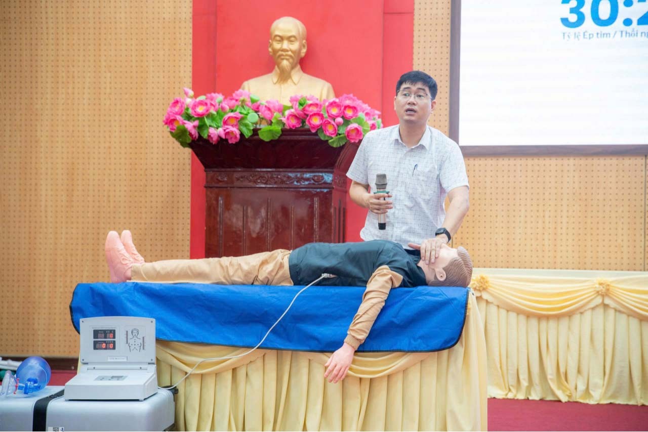 ThS.BS. Nguyễn Long An - Giám đốc Trung tâm Y tế khu vực Lâm Thao hướng dẫn kỹ năng sơ cấp cứu ban đầu cho nhân dân