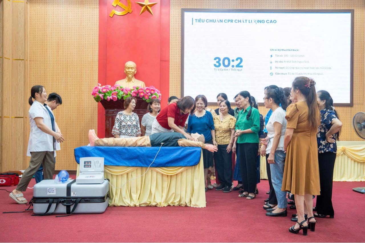 Người dân thực hành kỹ năng sơ cấp cứu để có thể hỗ trợ cho người bệnh ngay từ những phút đầu tiên khi xảy ra sự cố