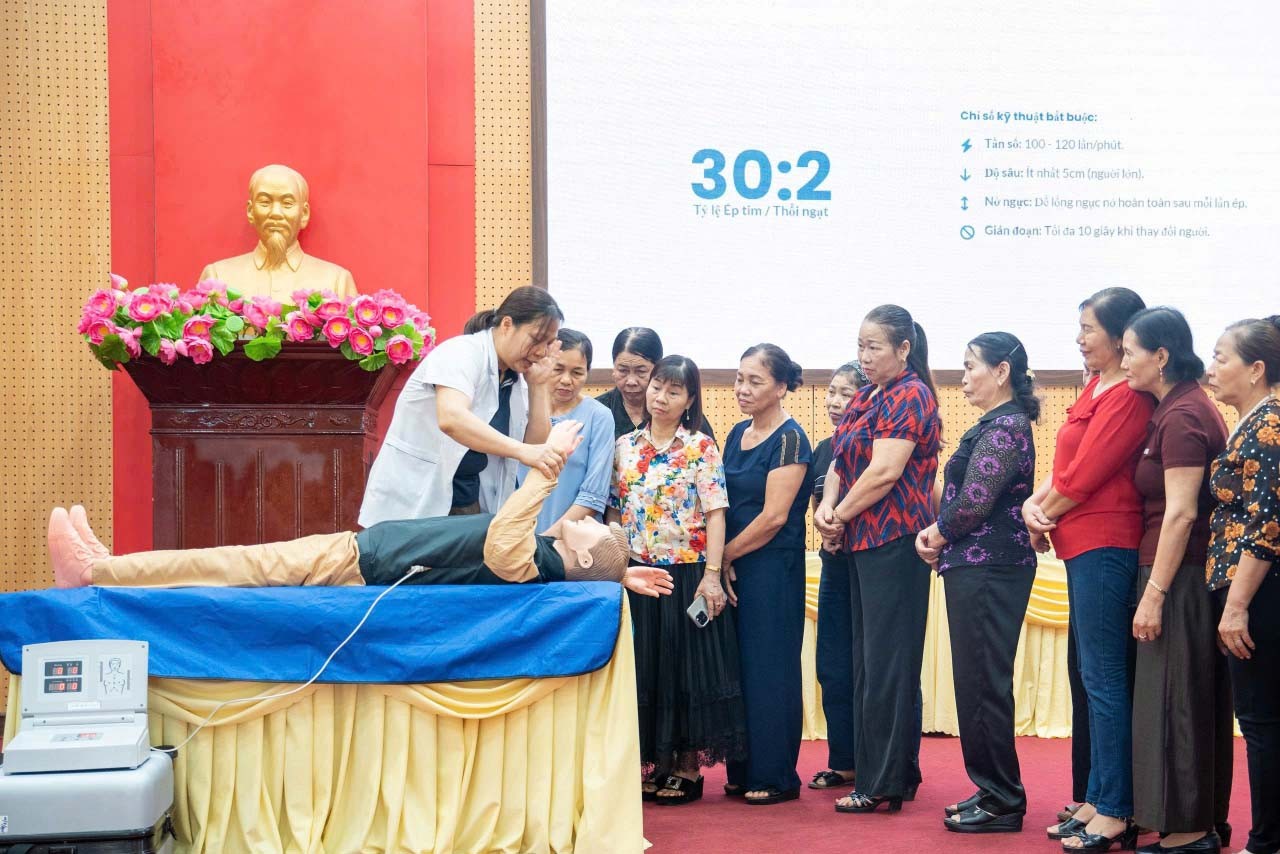 Đội ngũ y bác sĩ hướng dẫn nhân dân thực hành sơ cấp cứu ban đầu cho người bệnh khi xảy ra sự cố ngoài ý muốn