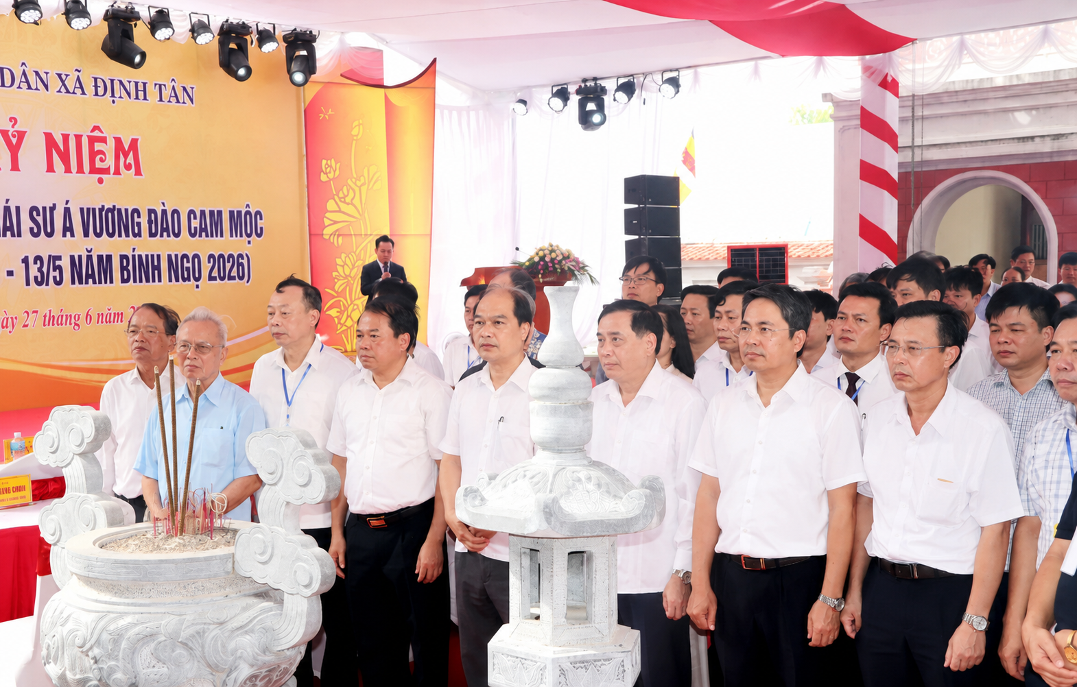 Các đại biểu dâng hương tưởng nhớ công đức của Thái sư Á Vương Đào Cam Mộc.