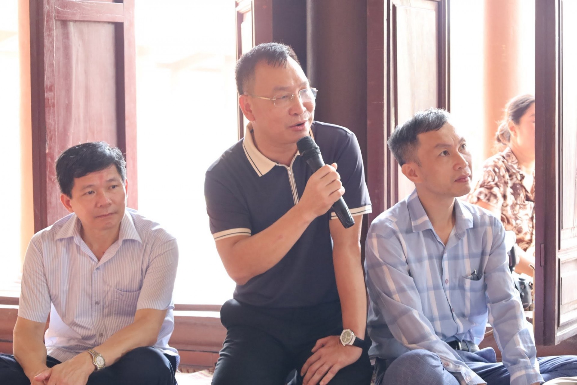 chủ tịch xã Kiến Hưng, thành phố Hải Phòng lắng nghe và giải đáp ý kiến bà con