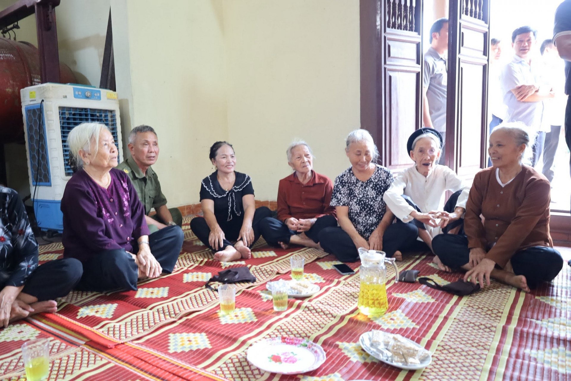 tâm tư nguyện vọng của bà con xã Kiến Hưng luôn được chủ tịch xã ghi nhận giải quyết