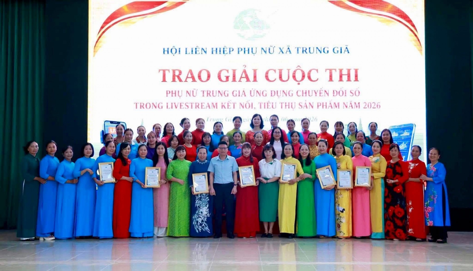 trao giải Cuộc thi “Phụ nữ Trung Giã ứng dụng chuyển đổi số trong livestream kết nối, tiêu thụ sản phẩm