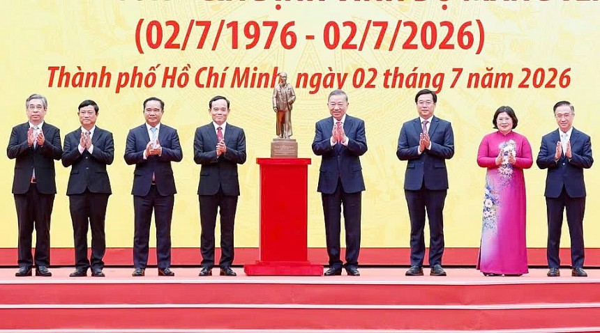 Tổng Bí thư, Chủ tịch nước Tô Lâm tặng bức tượng Chủ tịch Hồ Chí Minh cho Đảng bộ, chính quyền và Nhân dân TP. HCM. Ảnh: BTC Tổng Bí thư, Chủ tịch nước Tô Lâm tặng bức tượng Chủ tịch Hồ Chí Minh cho Đảng bộ, chính quyền và Nhân dân TP. HCM. Ảnh: BTC